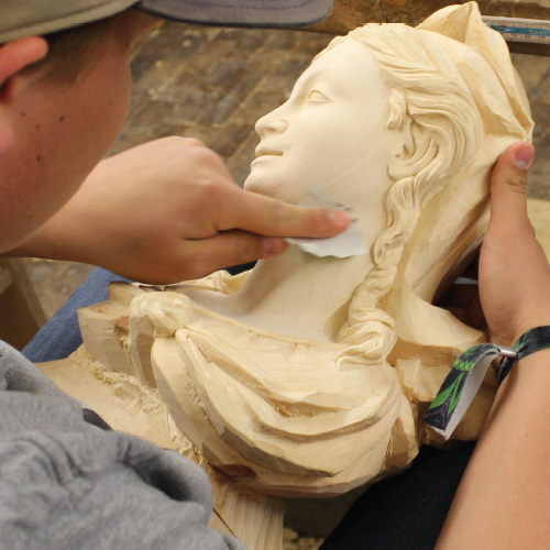Schüler arbeitet an einer weiblichen Figur Büste