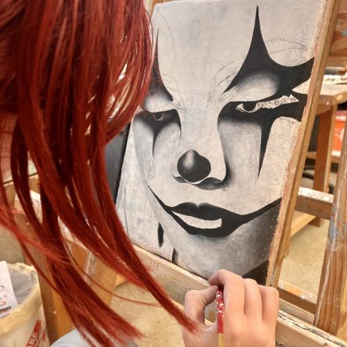 Schülerin malt einen Clown in Freskotechnik