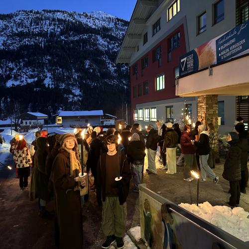 Fackelausgabe vor dem Schulgebäude