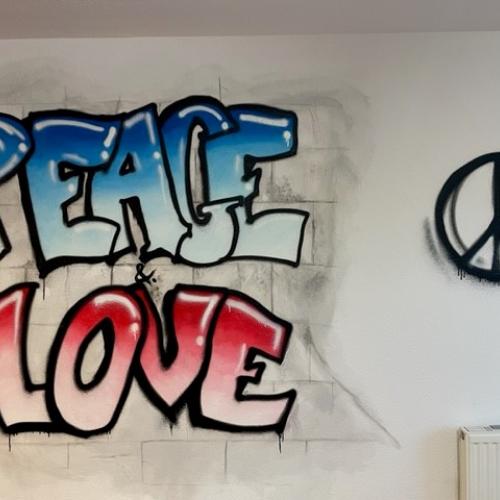 Wandgestaltung mit der Aufschrift Peace Loce