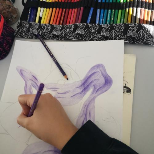 Schülerin beim Zeichnen mit Holzmalfarben