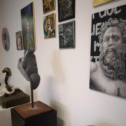 Werke die in den Ausstellungsräumlichkeiten der Fachschule zu sehen sind