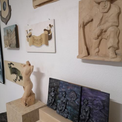 Werke die in den Ausstellungsräumlichkeiten der Fachschule zu sehen sind
