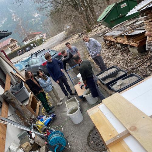 Betonieren für das Sternenkindergrab