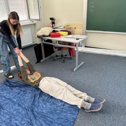 Schülerinnen beim Erste Hilfe Workshop