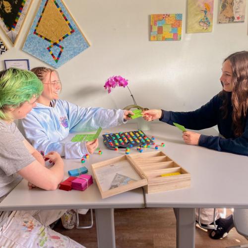 Schüler*innen bei Spielen im Aufenthaltsraum