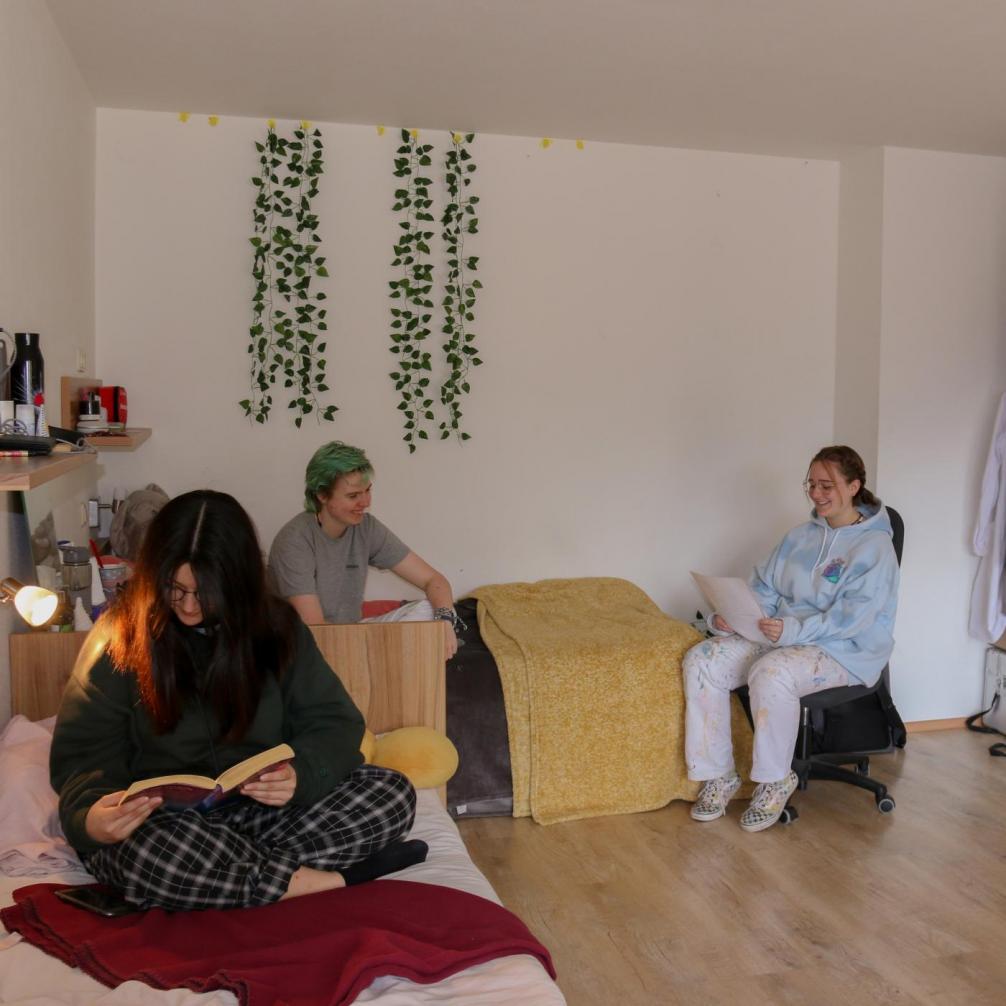 Schüler*innen im Interenatszimmer