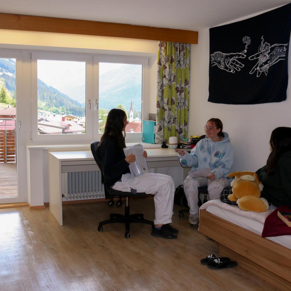 Schüler*innen im Intarnatszimmer