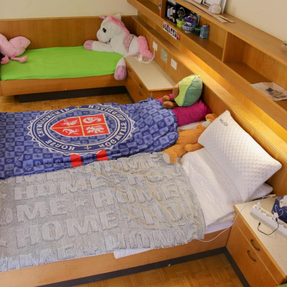 Sicht auf Internatsbetten 3er Zimmer