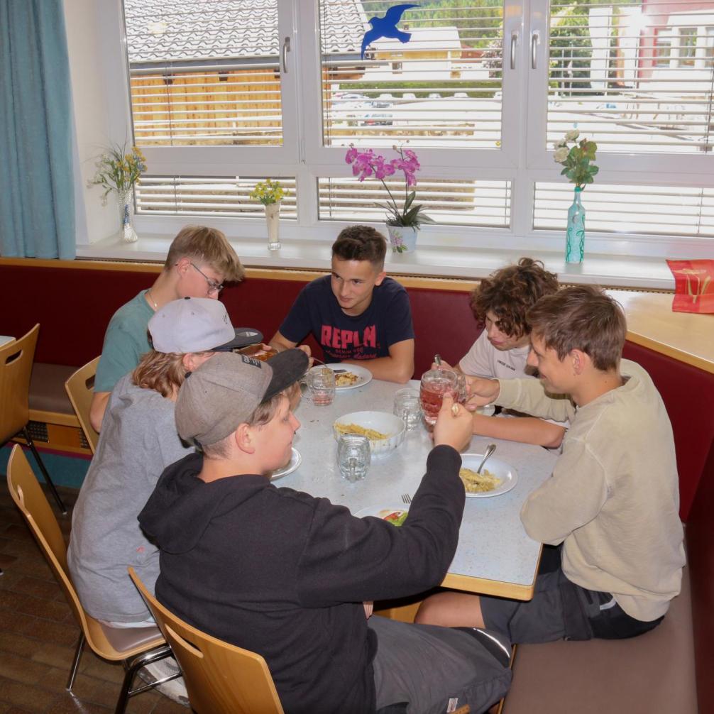 Schüler*innen sitzem am Tisch